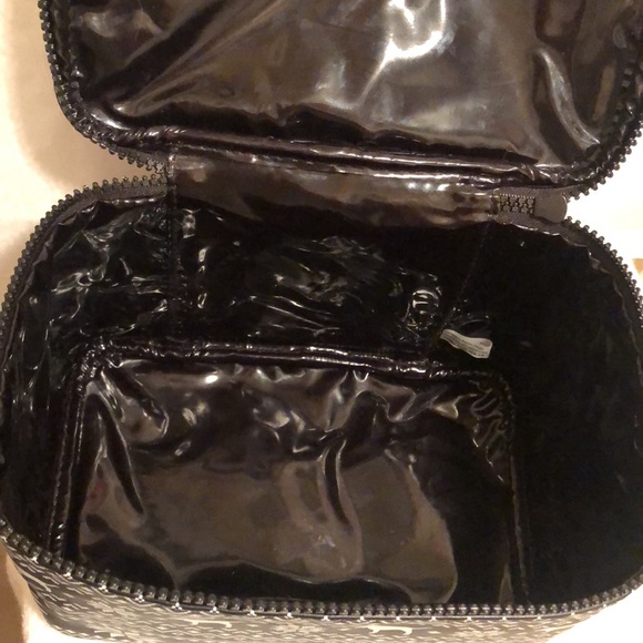 NWT Vintage PINK Victoria’s Secret Iconic PINK Dog Black & WhiteTrain Case. - Picture 14 of 16